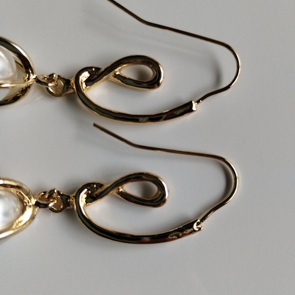 Retro Pearl Ear Hook - Picture 2 of 4